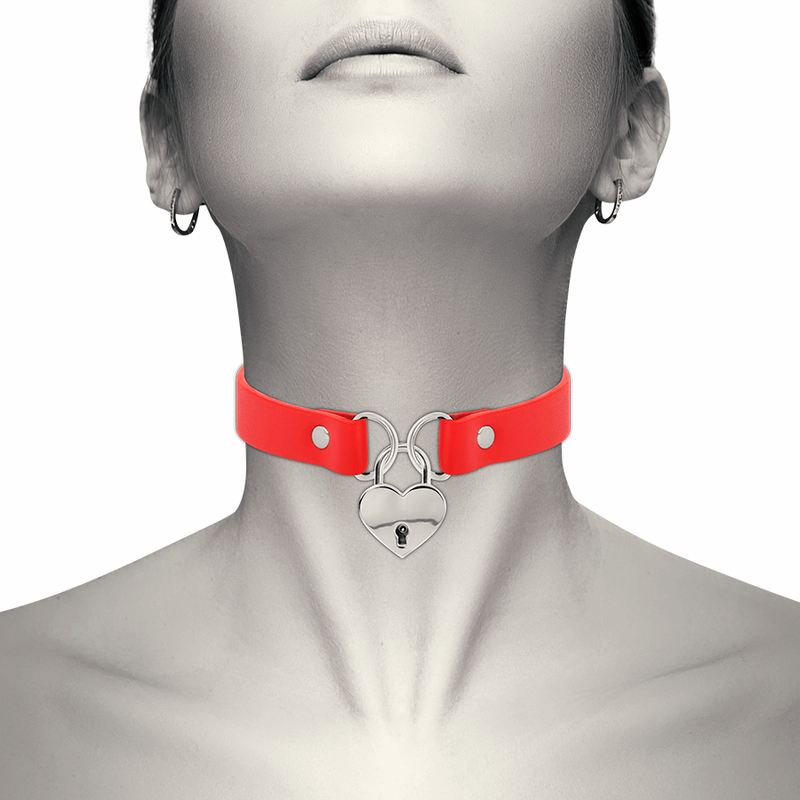 COLLIER EN CUIR VEGAN ROUGE AVEC ACCESSOIRE COEUR AVEC CLE